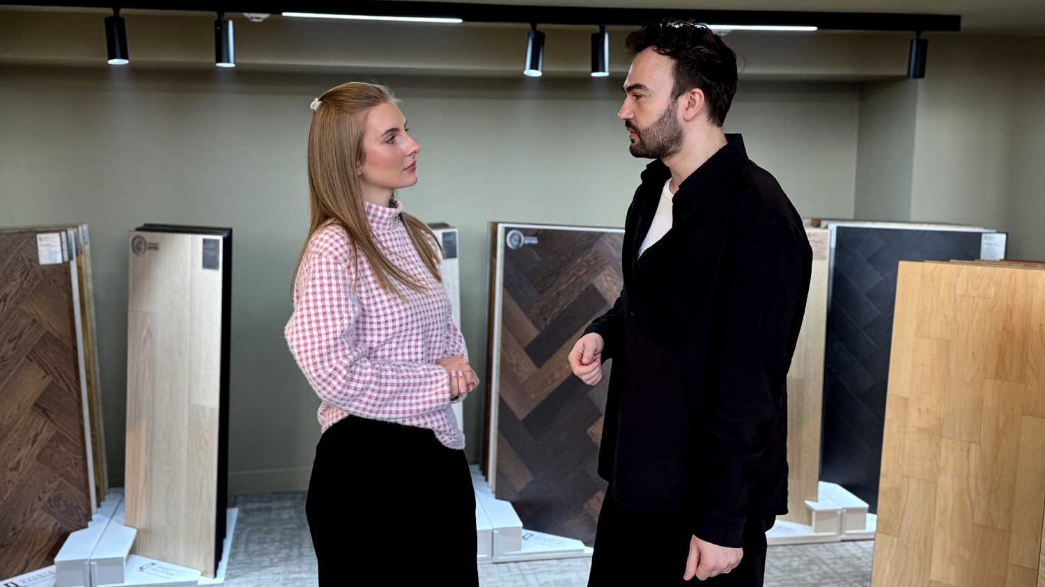 Мужчина с девушкой разговаривают в салоне напольных покрытий