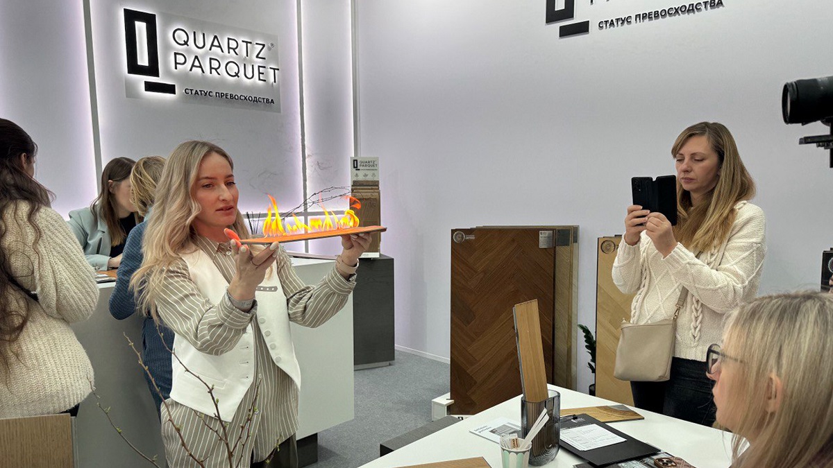 Презентация пожаробезопасности и свойств кварцевого паркета Quartz Parquet на фирменном выставочном стенде бренда